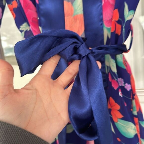 VINTAGE VICTORIA’S SECRET GOLD LABEL SILK ROBE - Picture 3 of 7